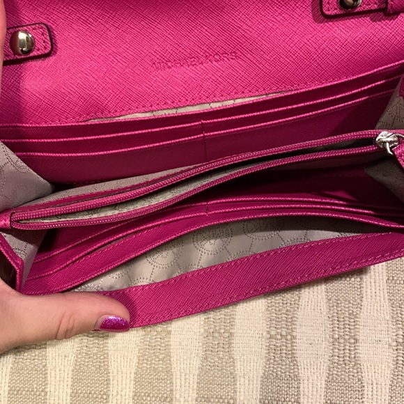 🥳 HP! 💞 MICHAEL KORS CHAIN WRISTLET PURSE - Picture 6 of 15